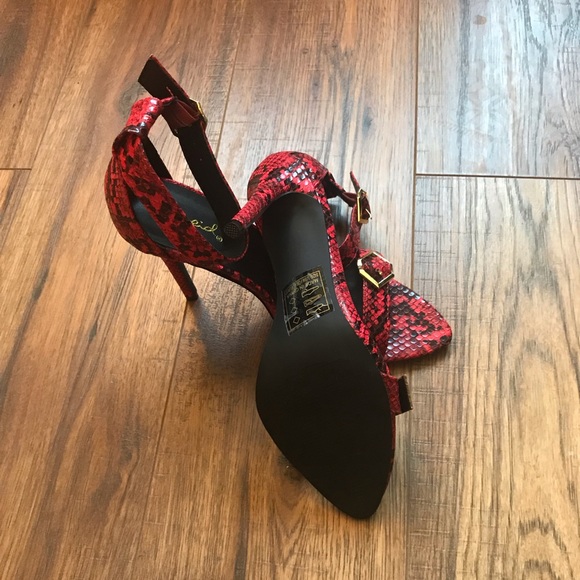 🤩 🐍 Red and Black Snake Print Ankle Strap Heels - Picture 3 of 6
